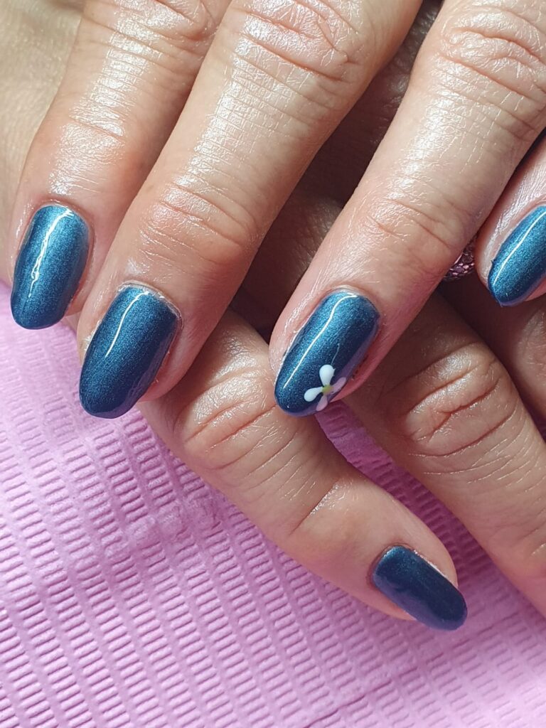 Blauwe biab nagels met witte nail art